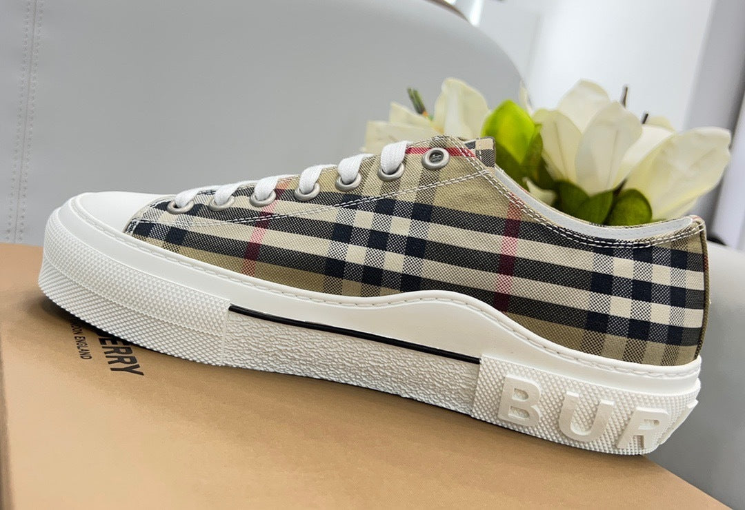 BURBERRY CHUCKS LOW
