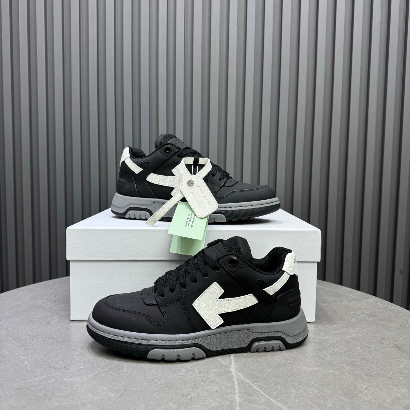 OFF WHITE STRAIGHT SNEAKER